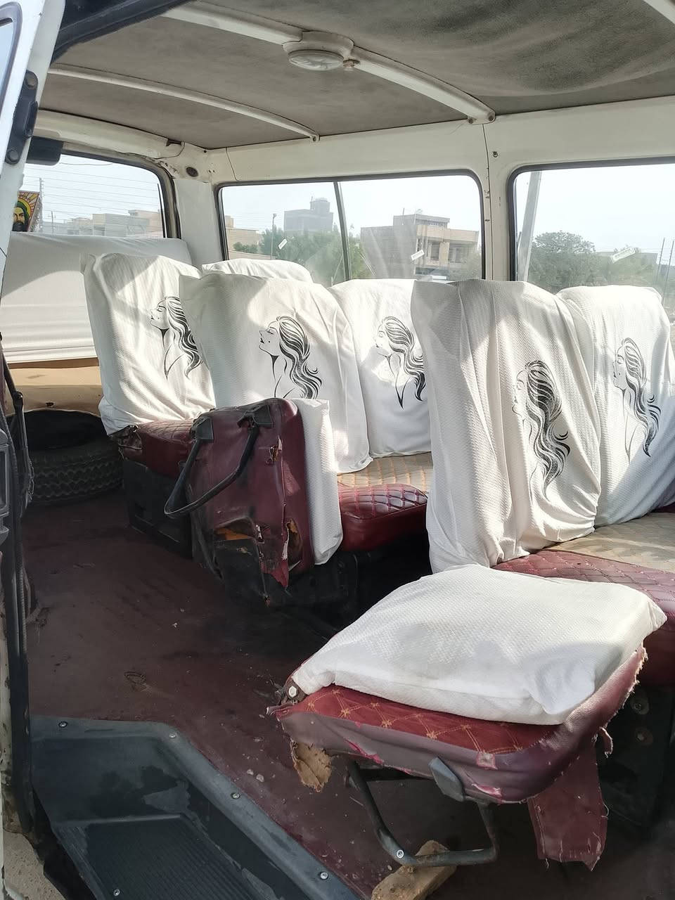 السلام عليكم فتون جمبي 2008مكينه وكير كفاله عامه تهم تاير سياره بدون صبغ وبدون ضربه سياره جاهزه للشارع مصفرة هيئه وغرامات سنويه ل2030 مكان بغداد الزعفرانية..الرقم ***********
