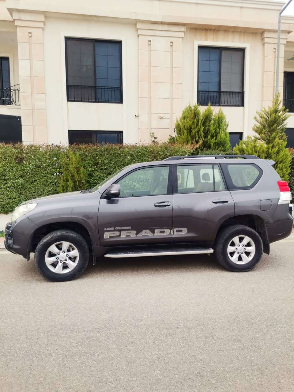 للبيع برادو ٢٠١٣ شهر ٣ مواصفات VX 6 سلندر سيارة كفالة 
لون زيتوني عامة تسجيل اول مرة بدون صبغ بدون تعديل جاكوج مابي ابد 
سيارة حتى دعاميات مابي صبغ جديد 
محرك مابي صوت لا مفتوح 
تخم تاير جديد سنوي جديد 
***********
***********
