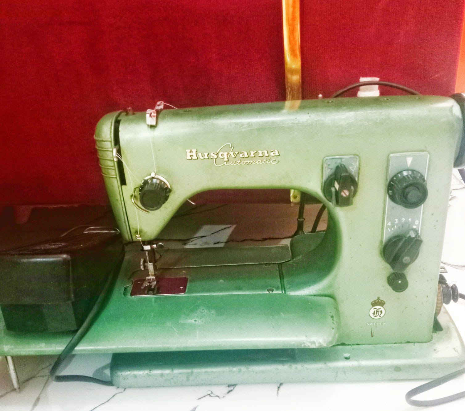 مكينة خياطة للبيع نوع Husqvarnaمكينه سويديه كلشي بيها شغال بس نقص قايش صغير للموطور مالتها رايدها ب75 وبيها مجال للتواصل على هذا الرقم ***********
