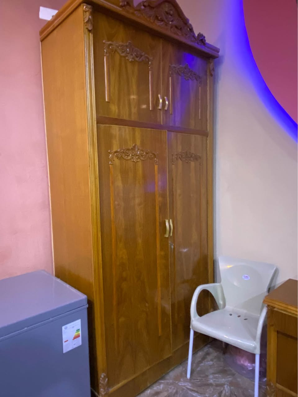 غرفة اخشاب نوم 
نوع الخشب صاج تزكام 
تفصال جديد 
تتكون من 
1 كنتور 6 باب طابقين 
1 ملحق طابقين 
1 سرير مع تاج ملكي 
2 كومدي جرباية 
1 ميز مراية 
1 ميز كومدي 2 باب مع 4 جرار 

السعر مليون و نص قابل للتفاوض 
شوف شوف العين و احكم 

للتواصل ***********
العنوان البصرة الجمعيات قرب مدرسة الوثبة 

ملاحظة مهمة جدا 
آنــه مكلف بالنشر 
التواصل مع صاحب الرقم فقط البصرة, العراق
