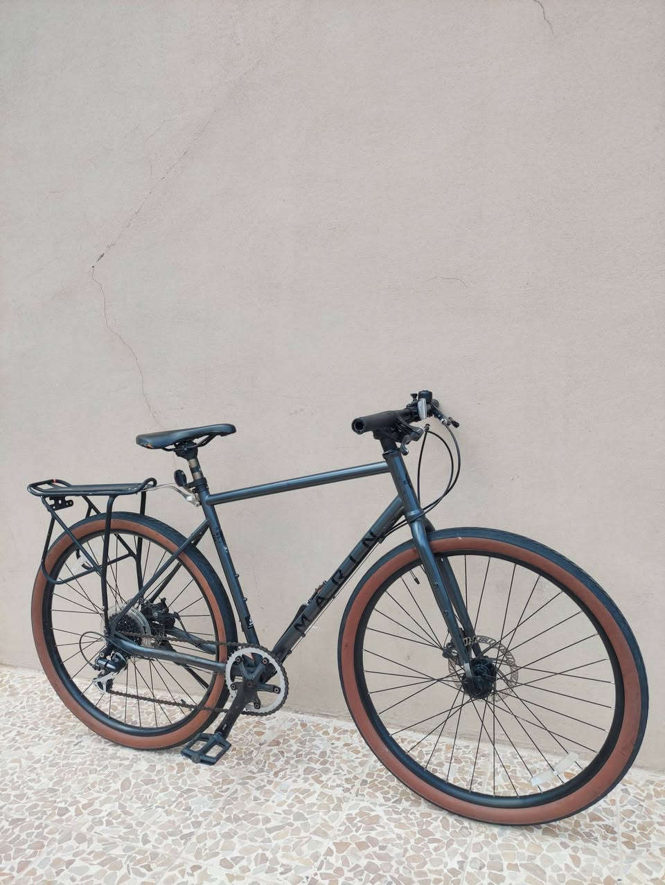 السلام عليكم
لعشاق الترحال والمسافات الطويلة والرحلات الخارجية 

دراجه #ترحال ماركة #MARIN مارين العالميه ماركه غنيه عن 

التعريف صنع ياباني اصلي اورجنال Made in JAPAN🇯🇵

حجم 27.5 قياس لارج L ارتفاع الفريم 54CM لشة عالية وضخم

لون فيراني لامع ميتاليك مميز ...مع وشومات الشركة لون اسود

سستم شيمانو كامل سيت آسيرا #SHIMANO_ACERA

بدالات السرعه 8X1 سحب دفع #شاشه حديث سلس جدا 

بريكات سستم #دسكات_فلنجة ميكانيك ماركة تيكترو TEKTRO

وياله زوم طبقتين مخصصه لتحمل الاوزان الثقيله والطسات 

تايرات كتان اصلية كراڤل ماركة #كيندا نقشه ناعمه فول سلاسة #KENDA  

كمبليونات وياله سلايت ...ستيرن رياضي ...سرج طبي اصلي 

🔴الدراجه قطعه مال حاويه غير مستخدم داخل العراق 
     الدراجه على وضع الشركه بلاد ما بيها برغي مبدل
     كامله وجاهزه بدون اي نقص 

المكان الموصل الجانب الايسر...السعر 3 ورقات (300$ دولار) 

يوجد توصيل بغداد 

*********** رقمي للتواصل
