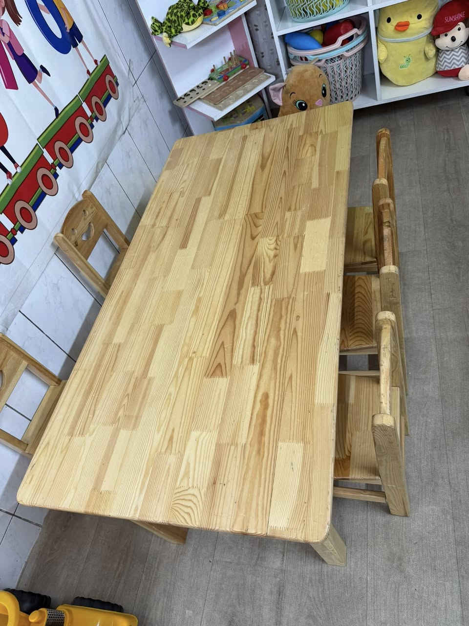 ميز خشبي عدد ٢ 
مع كل ميز ٦ كراسي 
السعر ٢٠٠ للواحد 
والي ياخذهم اثنينهن انزل شويه من سعره 
مكاني الحرية البستان 
***********
غير متواجد ع الفيس
