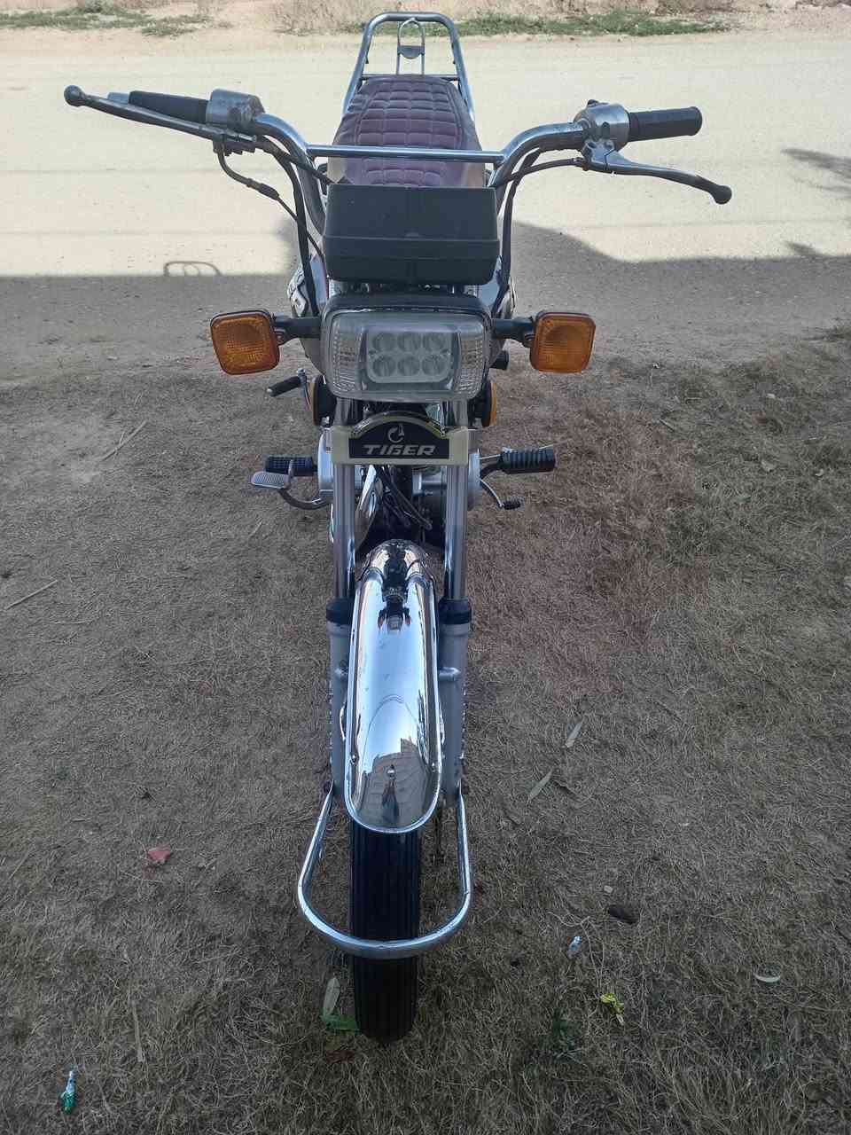 دراجه تايكر ختم سولنك موديل 2022 محرك بلادي فول نضافه ونشاط ( تشغيل نكره كهربائيات شغاله)(أوراق اصوليه كرتونيه كامله) السعر ( 425)وبيها مجال حك الجيه لاتصال ***********خاص ما جاوب الشراي يتصل السكن ديالى (ناحيه كنعان)
