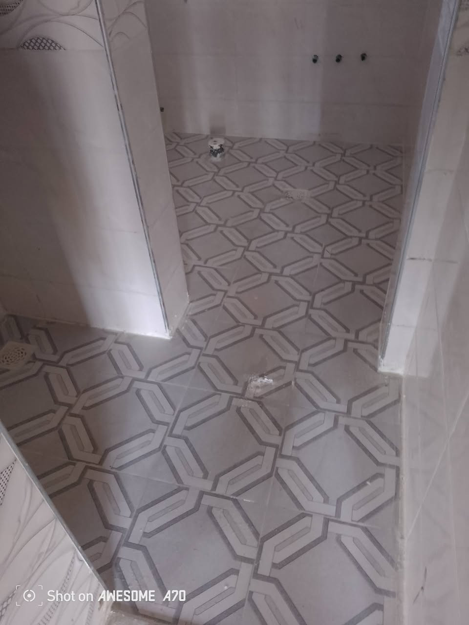 سلام عليكم خوان جاهزين الي عمل سيراميك ومرمر بل ماده والخبط ولي عمل سكريت وتصفير جدران بل سمنت شغل ليزر درجه فول *********** ***********
