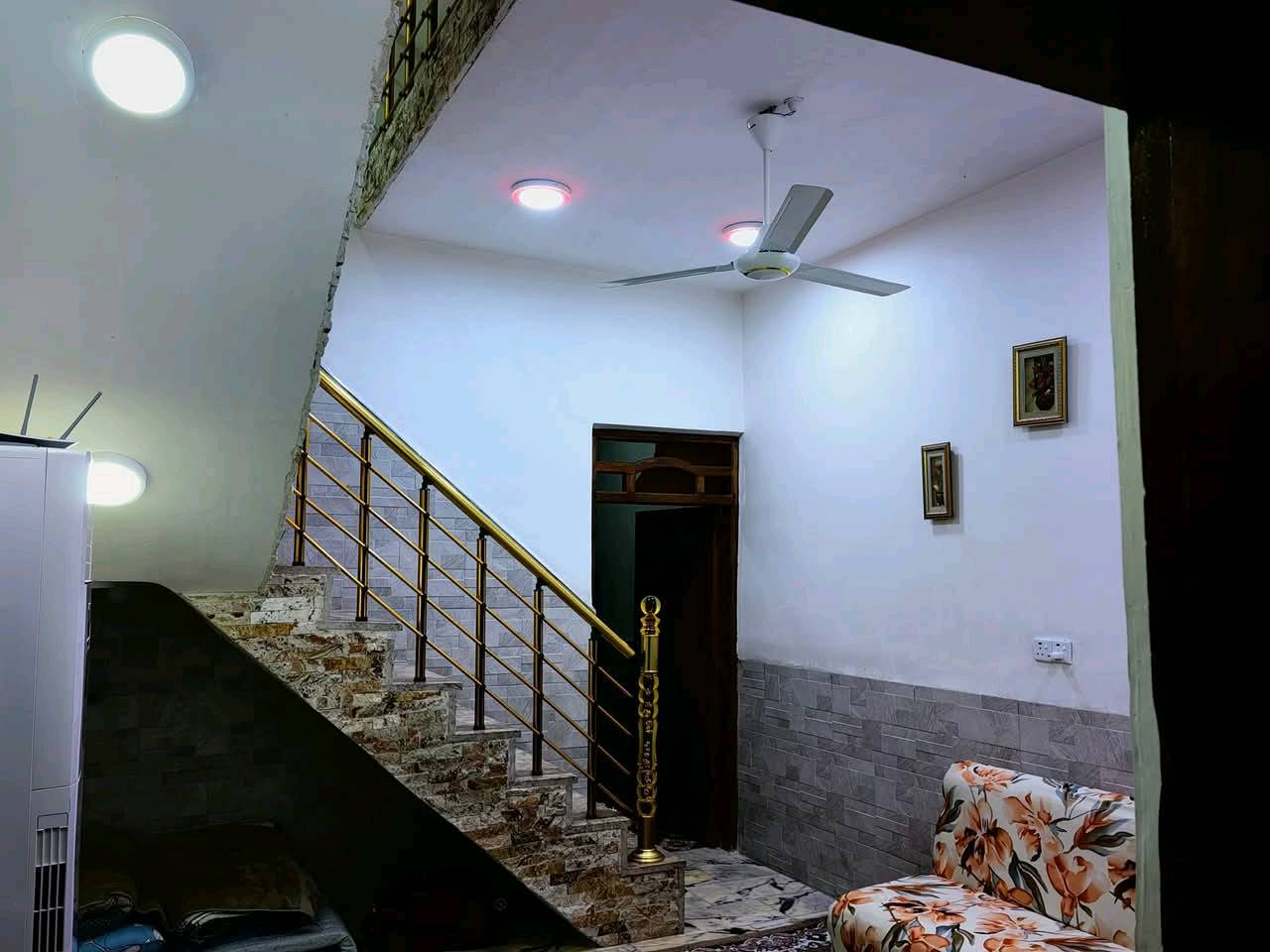 بيت للبيع بناء درجه اولى مسلح حي المعلمين الجديد شارع البطاقة الوطنية قرب اسواق طيوفه المساحة 156 متر  يحتوي على 3 غرف نوم صالتين 3 حمامات واحد غربي وشرقي، المطبخ يحتوي على كاونتر HDF جديد وسيراميك تركي وزارة البيت سيراميك تركي ، السطح ايزوكام، ارضية البيت مرمر فوليت تركي درجة أولى الدرج مرمر مع محجر الطابق الثاني سيراميك، كراج سيارة مع سقيفة، مع مقطورة وسخان وماطور ماء...
لمعرفة السعر على الرقم ادناه ***********