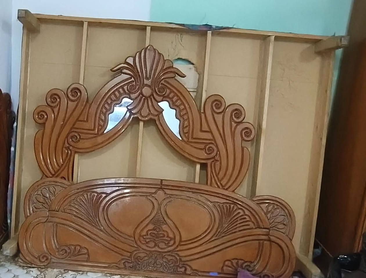 السلام عليكم غرفة اخشاب كما موضح بالصور اضرار بصيطة قفلها ٥٠٠ شغل ثقيل درجة اولا الاتصال على الرقم ‏‪***********‬‏
