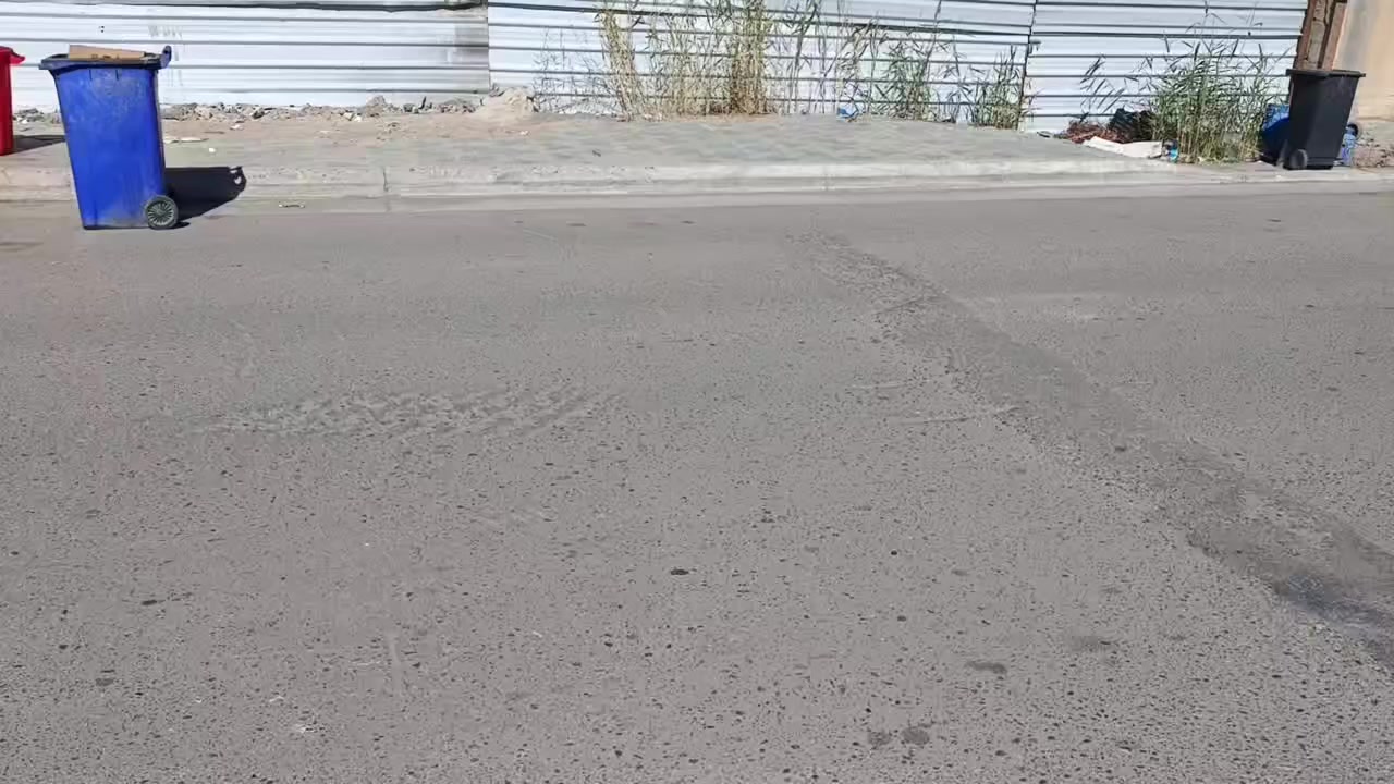 قطعة للبيع مجاور مرطبات فيروزة مساحة ٢٧١ سعر متر ٣٨٠٠ للاستفسار مكتب الحمداني مقابل مطعم حجي حسين ***********
