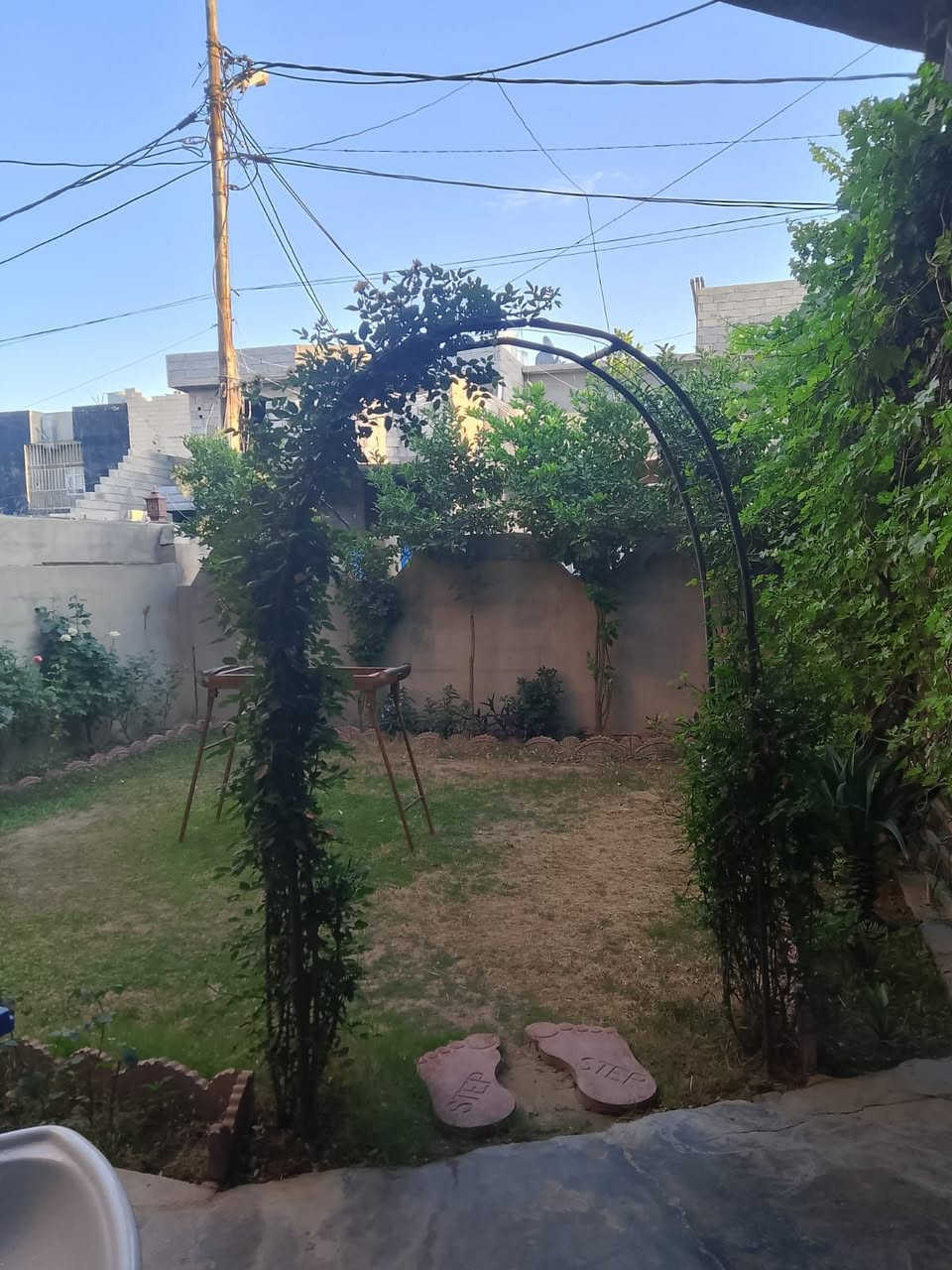 دار للبيع طابو طابق واحد منطقة 77 خلف التجاري قرب ماركت عامر خليل يحتوي الدار على كراج وحديقه واستقبال ومطبخ وهول وغرفة نوم وصحيات داخليه وخارجيه اللأستفسار الاتصال على هذا الرقم ***********
