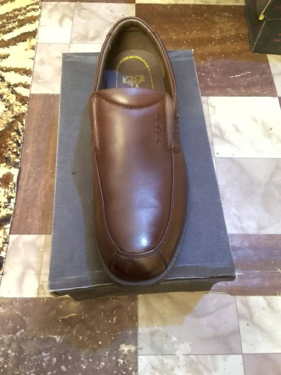 مكلفه فقط احذيه للبيع جمله مفرد نضيف وجديد نفس الصور غير ملبوس سعر جدآآ مناسب اي استفسار *********** اتصل فقط
