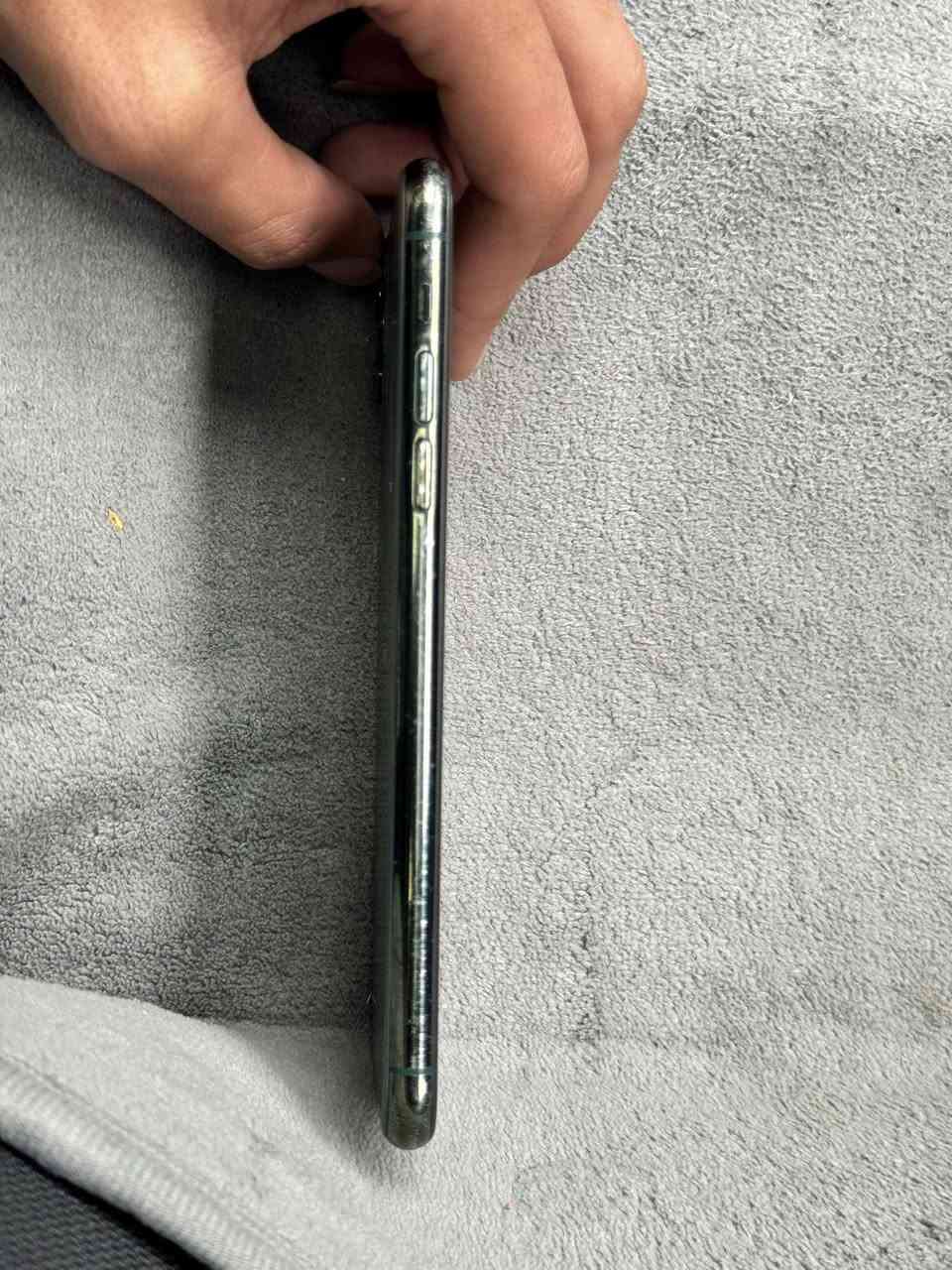 ايفون 11 pro max  بطاريه 83 الكامرة بيها هزة بس زوم  و الضهر تصليحة و المايك بس من تفتح سبيكر يصير شوية ضعيف الجهاز كلة يتصلح ويرجع وكالة ب ٦٠ الف كامل  هذا صور الجهاز كامل سعرة ١٧٥ قفل 
الي عاجبة يراسلني هذا رقم واتساب ***********
