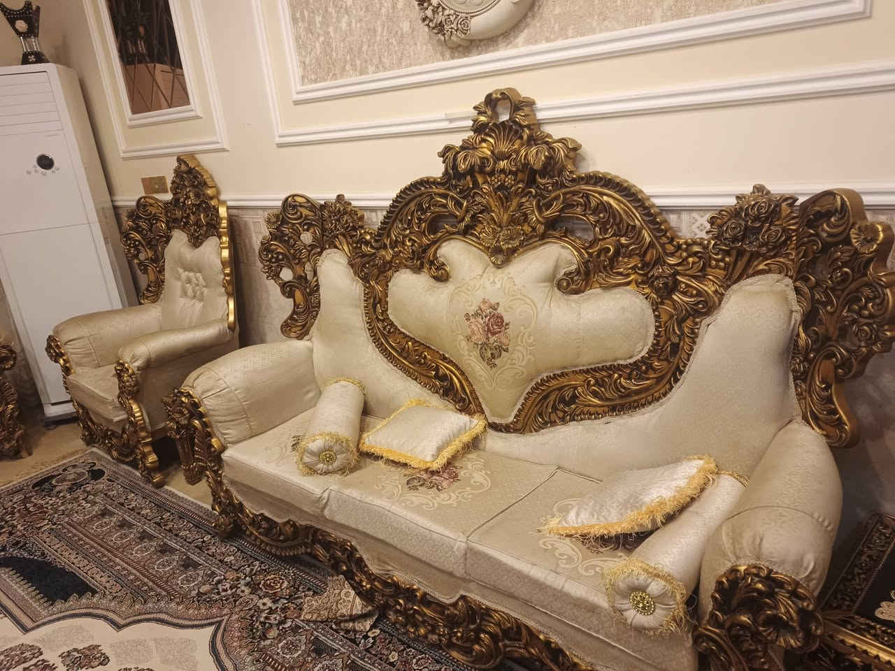 تخم ملكي 2 قنفه كبيره + 6 كراسي نظافة 95 ٪ لا شك ولا كسر للاستفسار *********** اتصال واتس
*********** اتصال
مكان كوت منطقة السياسين
