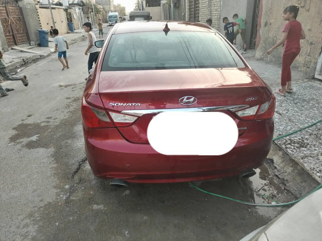 سلام عليكم 
سونتا موديل 2011 فول مواصفات وارد امريكي حادث باب صدر تخم تايرات جديد صدر نص عمر خلفي ومامي كير مكينه مكفول  سنويه بسمي *********** سعر105بيه مجال
