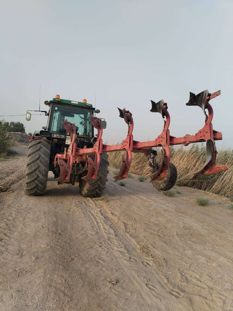 مكينه جوندير حجم 4455
موديل ٨٩
مرقمه واسطه
مكينه جاهزه للعمل
عداد العمل 3700ساعه لمكان واصط لاستفسار اتصل 
***********
