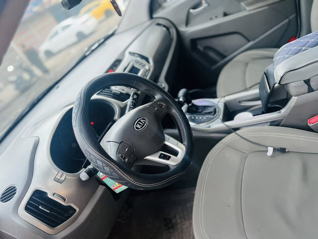 ﷽
للبيع كيا سبورتاج خليجي مكفوله 
موديل 2012
رقم بغداد 
بانوراما 
مري شفط 
حساس خلفي.
بيها طخه بالباب الأمامي الأيمن 
تحويل ثانى يوم 
السعر عل خاص او واتساب 
📞***********
