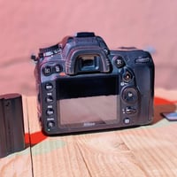 كأمره نيكون D7000بعدها جديده  عدسه18.105 الشتر 9k رام شاحنه جنطه هود ق...