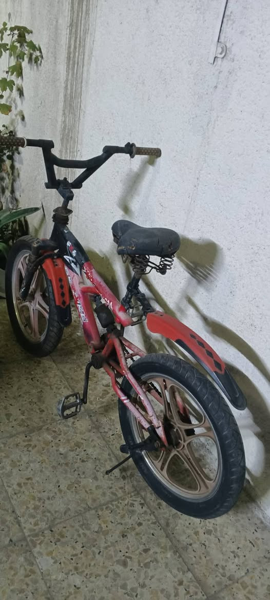 سلام وعليكم بايسكلين للبيع نضاف لسعر 50 لمكان بغداد الشعب قرب محطه سما بغداد رقم الهاتف ***********
