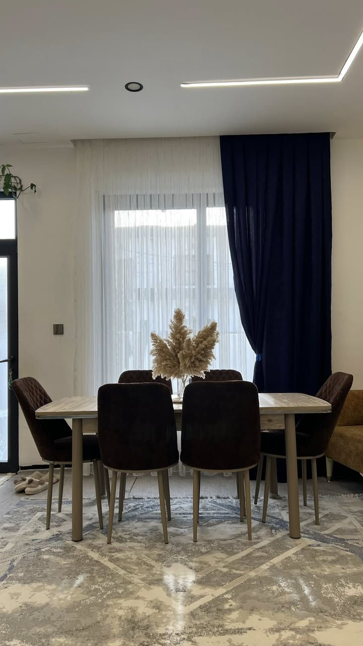 ✨ للبيع تخم سفرة راقي ومودرن ✨
طاولة خشب بلون طبيعي أنيق + 6كراسي مخمل بني غامق بتصميم فخم ومريح 💎

✔️ مرتب ونظيف جداً
✔️ مناسب للبيوت العصرية
✔️ مريح وقوي للاستخدام اليومي
✔️ شكله يغير جو المكان ١٠٠٪

التخم بحالة ممتازة وما بي أي عيب،


**إذا كنت صاحب هذا الإعلان وتريد حذفه لأي سبب، رجاءا أرسل رسالة إلى الدعم الفني**