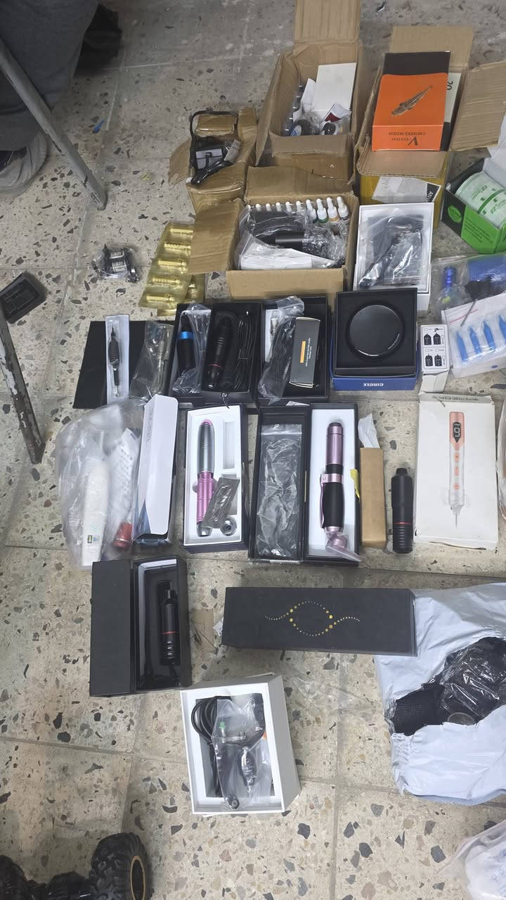 سلام عليكم 
غراض وشم واجهزة مثل مواضح كدامكم شلعة كاملة اكثر من 70 قطعه  يم اعلة سعر ابيع عنواني بغداد يوجد توصيل ***********
