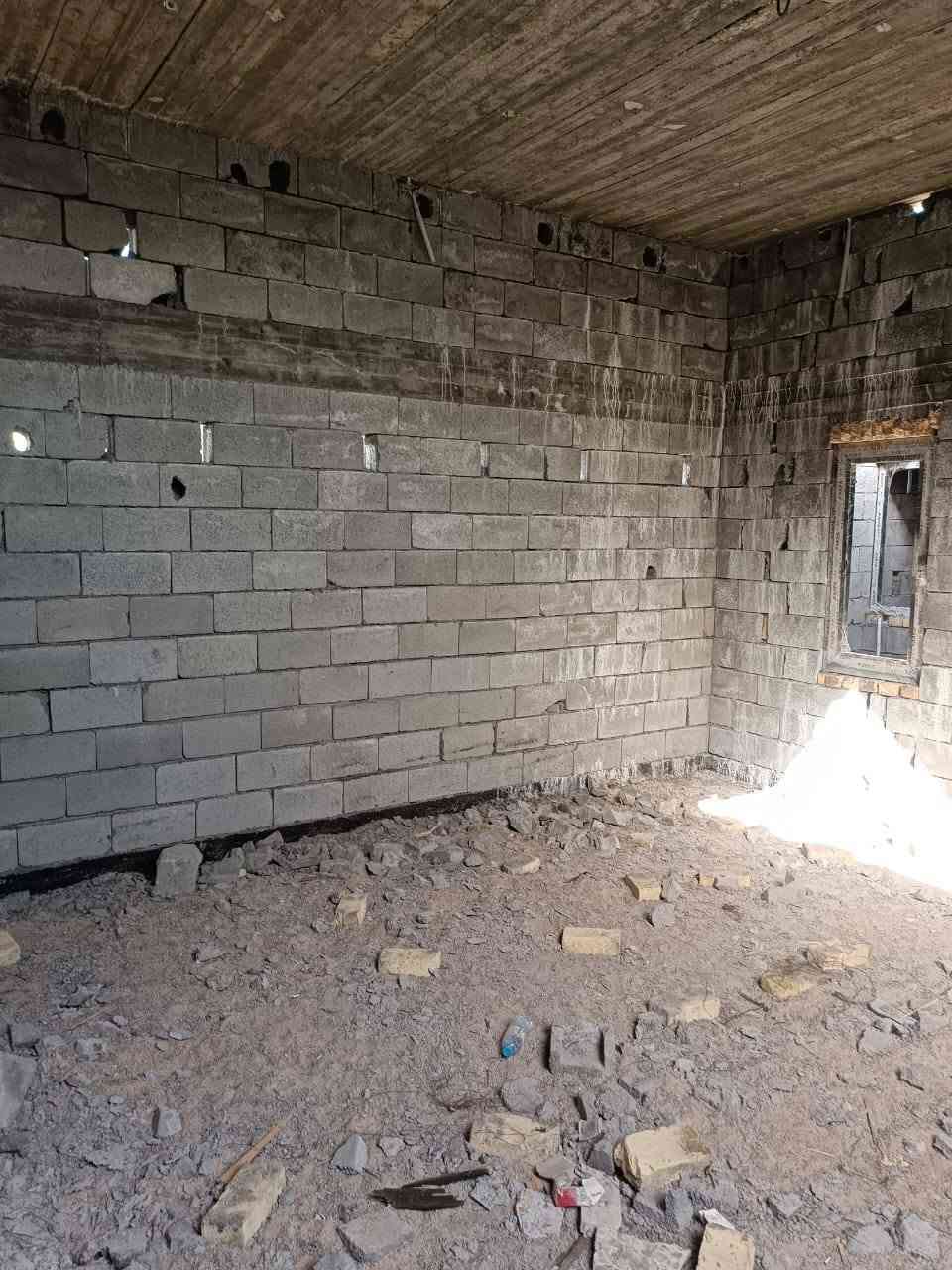 بيت هيكل للبيع مساحه 170 بالجزيره شارع الفيروزيه بيبان حديد ثقيل شبابيك المنيوم جي 60 شيشه ابو 16 بناء شخصي البيت يحتوي على غرفتين5*4 صاله 8*6 مطبخ 4*3 ديوان 6*4 طارمه 5*4 صحيات داخليه وخارجيه مناور اثنين 2*2 مثل ما واضح بالصور *********** السعر 55 بي مجال قليل

