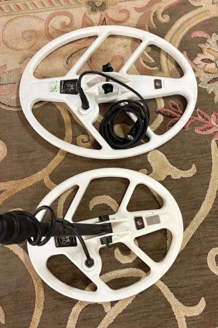 السعر 1000 دولار جهاز جولد ستينجر X5 (Gold Stinger X5) من شركة Stinger Detectors الأمريكية هو جهاز متطور مخصص للكشف عن الذهب الخام، الكنوز المدفونة، الفراغات، والمعادن الثمينة تحت الأرض. يُعد من الأجهزة الصوتية الموثوقة التي تجمع بين سهولة الاستخدام للمبتدئين والميزات المتقدمة للمحترفين. 
المواصفات التقنية الرئيسية
بلد الصنع: الولايات المتحدة الأمريكية.
عمق البحث: يصل إلى 3 أمتار كعمق أقصى (وفي بعض الأهداف الكبيرة قد يصل إلى 5 أمتار).
تردد التشغيل: 17.5 كيلو هرتز (kHz).
قرص البحث: من نوع DD مقاس 11 إنش.
الشاشة: شاشة LCD ملونة بحجم 4.6 بوصة عالية الدقة.
البطارية: ليثيوم بوليمر (Li-Po) تعمل حتى 12 ساعة متواصلة، مع ميزة الشحن السريع (أقل من 4 ساعات).
اللغات: يدعم واجهة مستخدم رسومية متعددة اللغات، بما فيها اللغة العربية.


**إذا كنت صاحب هذا الإعلان وتريد حذفه لأي سبب، رجاءا أرسل رسالة إلى الدعم الفني**