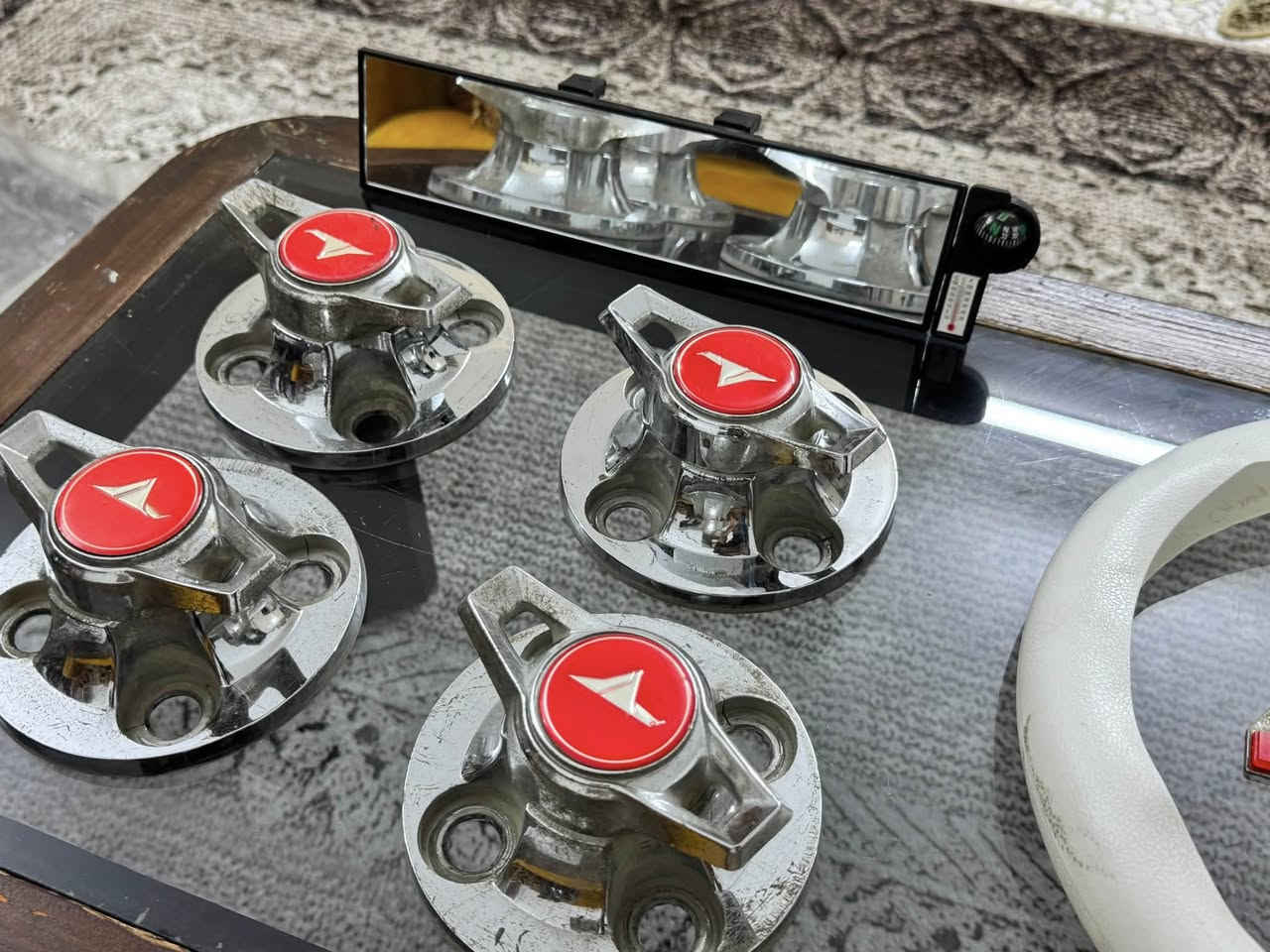 للبيع كبات شكل كروم اربعة ستد و فسفورات دعامية خلفية و غلاف ستيرن مطاط و مراية وسطية ام البوصلة و المحرار 
السعر 50 
عنوان سيدية 
***********
