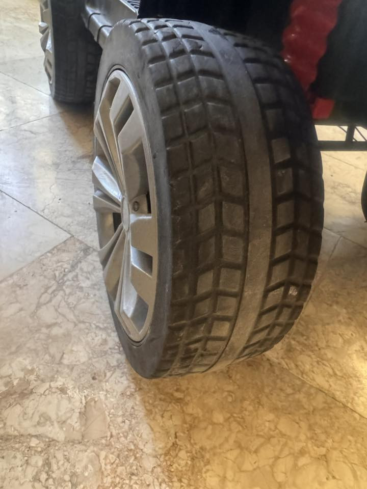 سلام عليكم
سياره اطفال اصليه نظافه ٩٨٪؜
تكفي نفرين 
٤ ماطور 
بلوتوث 
تاير ربل مو بلاستك 
ريمونت تحكم عن بعد 
السعر ٢٥٠ [***********]
