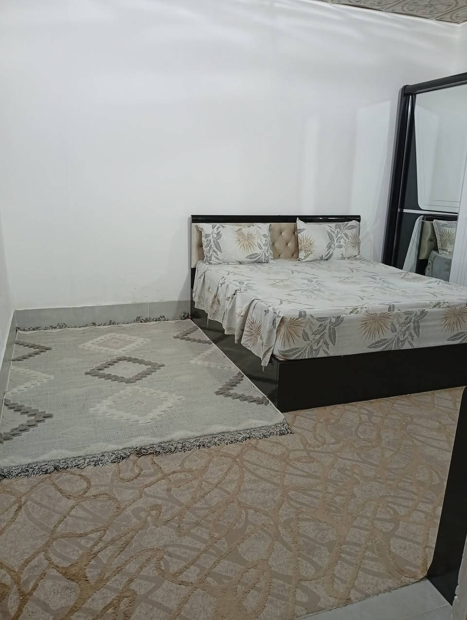 دار للبيع مساحه ١٠٠ متر نظيف  الأساس والسقف كونكريت غرفه سندويج فوك وكيزر مع خط مولده المكان شارع المطار الجديد قرب جوهرة العرب شارع العلويات الدار مقابيل العلويات  للعلم منطقة الكريشات  اول منطقه مشموله بل تطويب للاستفسار خاص او الاتصال  ع الرقم ***********
