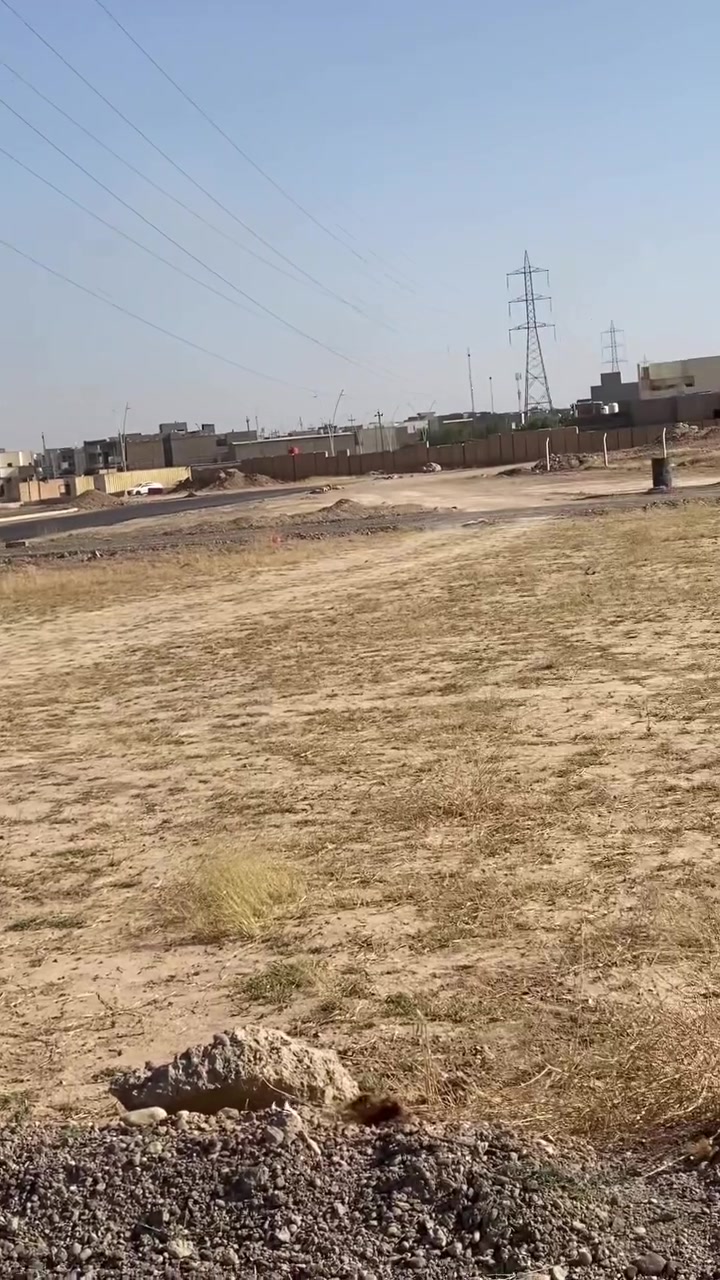 ارض للبيع خلف الدوانم بالبدايه مباشره كهرباء وماي وتبليط بصفها شارع  سايدين  مساحه 150 بنص البناء سعر المتر ٩٥ وبي مجال وماتلكه هيج سعر بالبدايه 
***********
