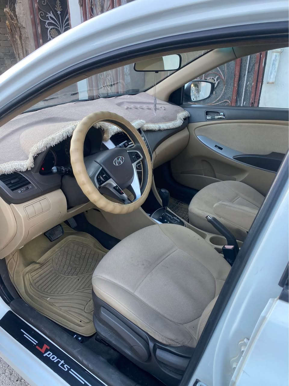 🚗 Hyundai Accent 2012
📍 سوران

🔹 ماتۆر 1.6 
🔹 سلایت هەیە
🔹 جامەکان ئۆتۆماتیک
🔹 ئاسپیڕی هەوا (AC) گەرمو سارد باش کار دەکات
🔹 ڕەنگی سپی
🔹 ماتۆر و گێر شەرتن
🔹170 هزار خرامە سەیە 
🔹پارچەکو نیو سبوخی هەیە دەرکو چەملاخ
🔹سەنەوی ناوی خومە مانگی ٩ بەسەر دەچئیت بئ مشکیلەیە
🔹سەودام نیە بەس بو فروشتنە
🔹گەر موشتەری پەیوەندی بە ژمارە بکە واتساپ فایبەر(***********) سوران, أربيل
