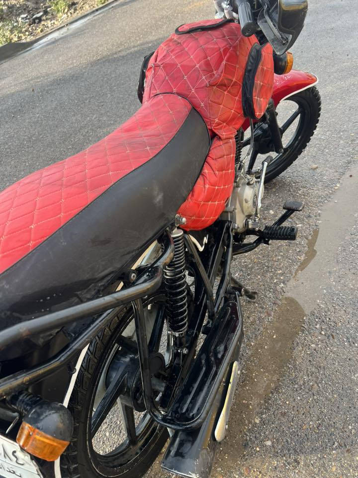 السلام عليكم ورحمة الله وبركاته
دراجة بوكسر احمر 2021 نظيفة مرقم سنوية باسمي تحويل ثاني يوم دراجة نظيفة كهربائيات شغالة كاملة. الدراجة بيها خيط بخار  السعر مليون ونصف وبيها مجال حك الجية. مكانها بغداد جسر ديالى القديم. للاستفسار الاتصال على الرقم ***********
