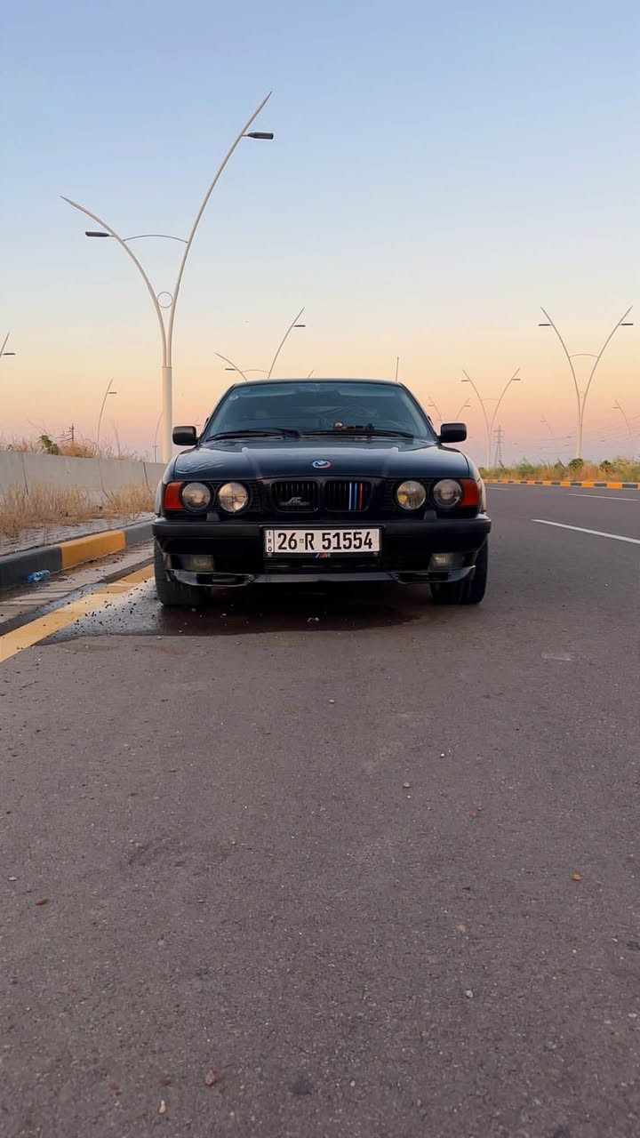السلام عليكم. مرواس ب 8 سلندر حصراً
BMW 525 اصل وفصل 
موديل 1991 ومحدثها كلها شلع 1995 
رقم صلاح الدين انكليزي تحويل ثاني يوم 
مكينه جديده لوك 
كير خير من الله 
صدر وحداديه كلها جديد اصلي امامي وخلفي 
غرفه صاج وايرباك وجلد وقماش شكل واحد متخمه جديده 
سلايت شغال 
بك لايت اشاره بيضه اصلي ديبو 
لايتات بوش اصلي وزنون 
تدفئه وتبريد منضومه كلها جديده بدلتها وكمبريسر 8 سلندر 
ثلج ❄️ 
اكسل خفيف ورون ناصي 3.23 يصير مبي شلعه بس بالمعدل قويه. يخلي المكينه مرتاحه وما بيها مصرف بانزين 
منضومه بانزين وهوه وجوينات ماء كلها جديده مشتغله قبل شهر انسه شي اسمه حماوه ثابته جوه النص تبريد او بدون. 
كهربائيات كلها بلاديه مو ملزكه 

تخم تاير وويل خليه او إذا يعجبك ال M الشكلين موجودات وياها 
لا خياس ولا ضربه ولا هل سوالف سياره جديده امانت الله صارف عليها صرف جناي مو بيع وشراء وسياره جديده مو تلزيك وتنومك بحي صناعي بس اني ركاب 8 سلندر واريد اراوسها.  نواقصها طوافه بانزين وملكيت بس تجاري وما اشدلها حاجه تجاريه ودرايم شفت واحد صفحه اليمين وبطانه بنيد لان مشكوكه 

ومصورها فيديوات كلها كدامكم والنضيف مبين 

مكانها سامراء 
وهذا رقمي ***********
