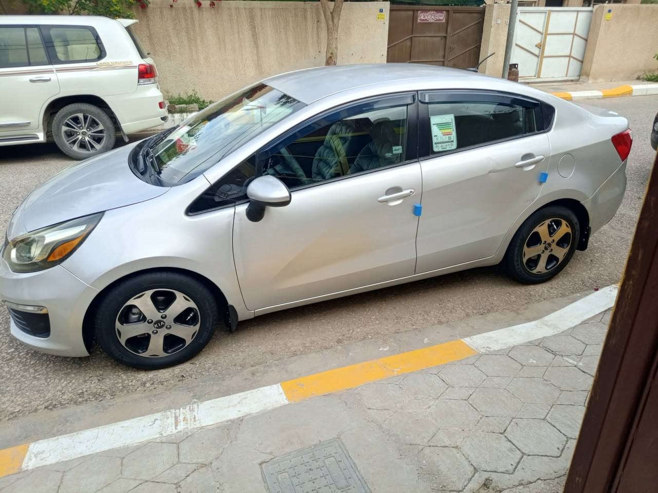 السلام عليكم
للبيع كيا ريو وارد امريكي موديل 2013 رقم كربلاء الدولي
 مشروع وطني مواصفات السيارة محرك 1600   GDi ويل كروم جام كهربائي مري كهربائي تحكم ستيرن جهتين مانع أنزلاق نظام أيكو تقليل صرف الوقود كامرة خلفيه شاشة كبيرة كير محرك حدادية كهربائيات تبريد ثلج تدفئة تخم تاير جديد بطارية جديدة سيارة جاهزة أي نقص مابيه حادث السيارة قطعتين صبغ چاملغ الخلفي جهة السائق والجنطة كما موضح بالسونار المرفق بالمنشور 
السعر / 90 $ بيه مجال 
للأستفسار الأتصال على الأرقام / ***********
***********
العنوان / كربلاء المقدسة 
غير متواجد على الفيس
