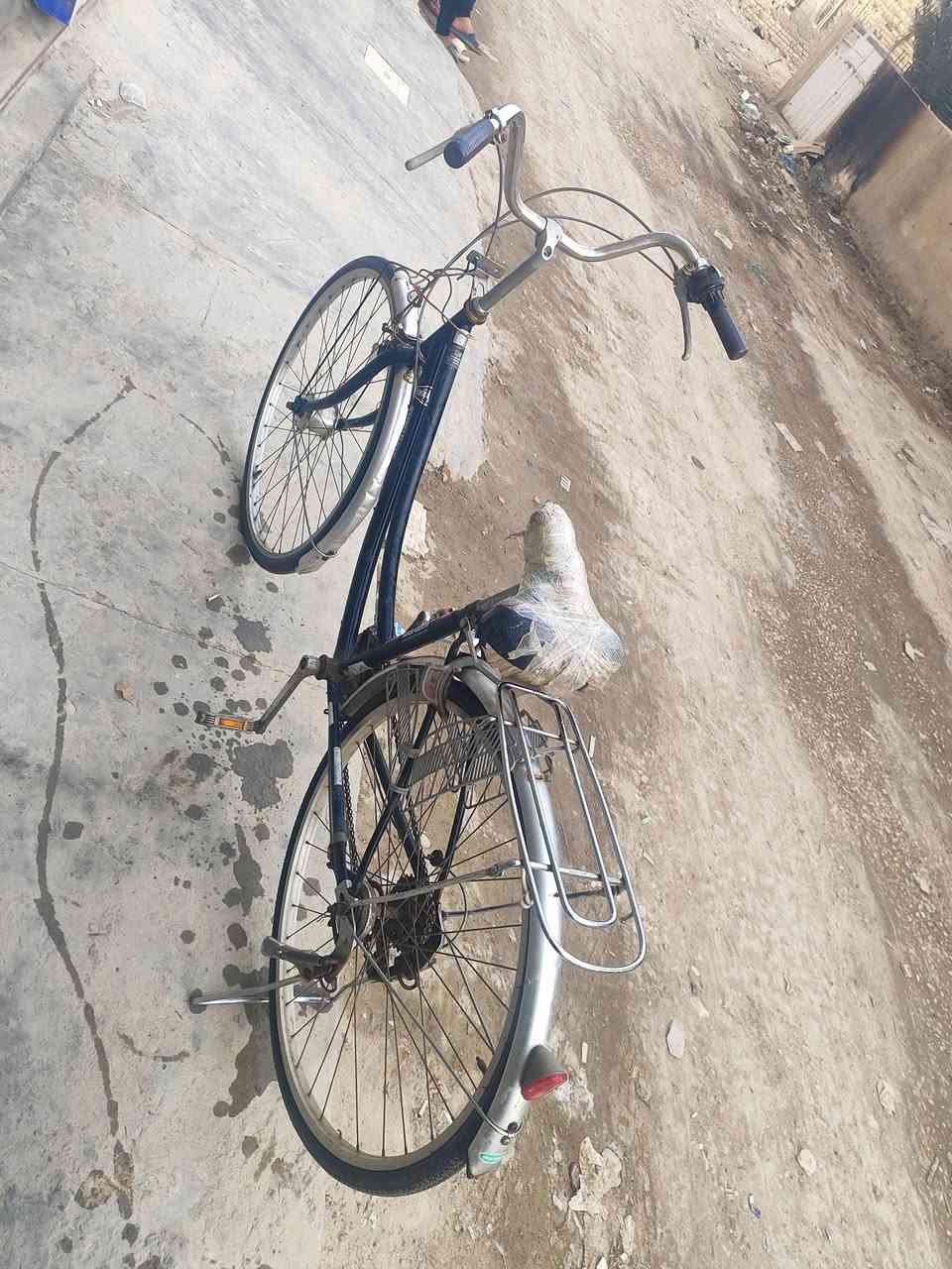 باسكل بطه حجم ٢٧ ياباني اصلي 
كامل بس التاير الوره بيها عوج بسيط يتصلح وكله كامل السعر 90 الف 
العنوان حله شارع ٨٠ طريق كربلاء قرب سنتر ريحانه 
***********
