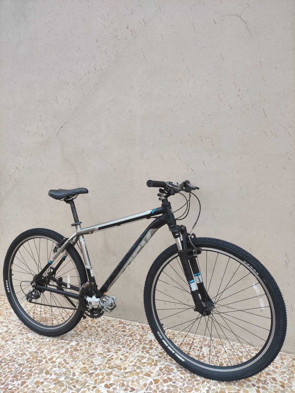 السلام عليكم
دراجة ماركة #TREK تريك العالمية ماركة غنية عن التعريف 

صنع امريكي اصلي اورجنال مختوم 🇺🇸MADE IN USA🇺🇸

حجم 29 ضخم جدا قياس M ميديم ..فول المنيوم خفيف جدا

دبل امامي تحكم كونترول من الجهتين قفل وفتح وعيار تقوية

لون مميز ثلاثي سلڤر مع اسود وتطخيمات ازرق لامع ميتاليك

سستم شيمانو كامل بدالات السرعة (الكيورة)8X3 سحب دفع

بريكات سستم تيكترو #TEKTRO مختوم اصلي وضع شركة

ويالةطبقتين بولبرن زوم مخصة لتحمل الاوزان الثقيلة والطسات 

تايرات كتان اصلية كيندا جبلي حجم 29 مختوم #KENDA 

سرج طبي اصلي..ستيرن رياضي المنيوم ..كمبليونات وياله وسرج

🔴الدراجة قطعة مال حاوية غير مستخدمة داخل العراق 
     الدراجة ليبل واحد ختم واحد كلة شيمانو اصلي شركة
     الدراجة بدون اي نقص كاملة وجاهزة ع الاخير. 

المكان موصل الجانب الايسر ...السعر 350 الف (ثابت) 

يوجد توصيل بغداد 

*********** رقمي للتواصل
