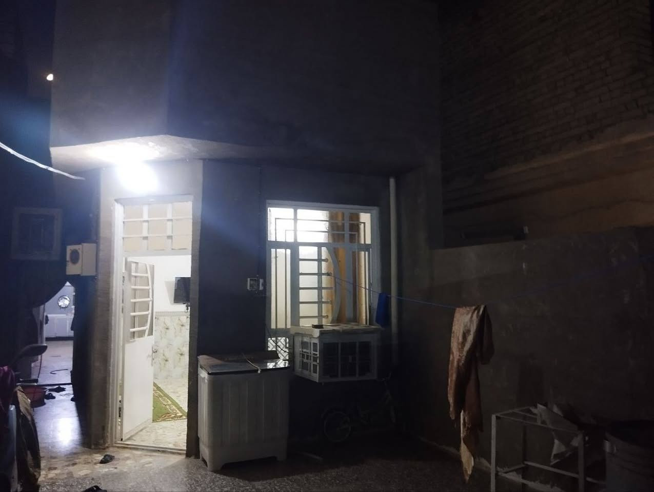 السلام عليكم ورحمه الله وبركاته 
بيت للبيع المساحة 120
الواجه 5 _ النزال24
طابق واحد _ طابو زراعي بناء بلوك كلر 
الحوش 6متر استقبال 5متر غرفة 4متر
الصاله 3*4.5 مطبخ 3متر 
حمام 3متروبع
ترك متر
السطح بيتونه على عرض البيت +ستارة
العنوان بغداد حي السفير قرب مختار محله 760

للاستفسار ***********
