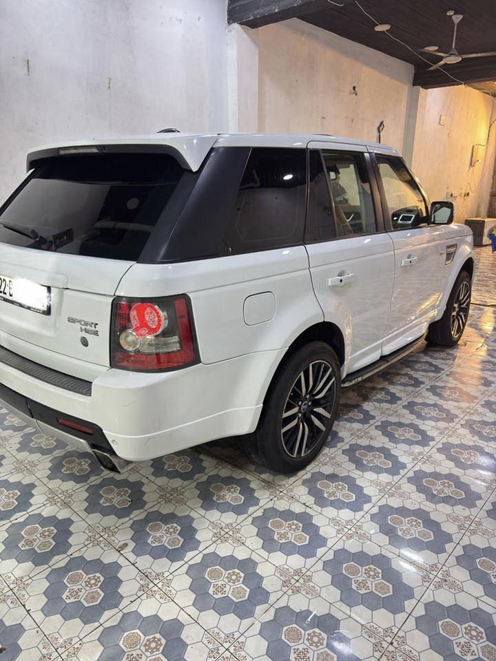 رنج روفر Range Rover Sport سبورت Supercharged موديل 2012محوّل 2Autobiograp فل أوبشن بحالة الوكالة فحص كامل مميز لون أبيض !
السيارة مميزة جداً بنظافتها !
 
ادوات ادوات متومه وجاهزه 

المواصفات : 
4بصمات
فتحه سقف
شاشات خلفيه +اماميه
إنارة ترحيبية عند الدخول للمركبة 
سنترلوك مركزي مع مفتاح الشركة الأصلي عدد ٢
ستيرنج متحرك كهربائي مدفئ 
مثبت سرعة + تحكم على الطارة 
فتحة كرستال كهرباء جميع الحركات 
كراسي كهرباء امامية جميع الحركات مدفئة 
داخلية جلد أصلية 0 Autobiography إصدار خاص
نظام تكييف مركزي مفصول Dual Zone 
شاشة أصلية تدعم CD + AUX + BT مع نظام صوتي JBL من الشركة 
محرك 4200CC Supercharged قوي و بحالة ممتازة 
جير تبترونيك ( أوتوماتيك - عادي ) 
دفع رباعي 4X4
وضعية ( Sport - Eco - Normal ) للقيادة 
نظام هيدروليك للتحكم بارتفاع السيارة
نظام الثبات على المنحدرات
تغيير أداء السيارة حسب التضاريس Terrain control
حساسات أمامية و خلفية أصلية 
مدخل AUX/USB + مشغل أقراص
داخلية فورمايكا أصلية من الشركة Autobiography 
ميكروفون + أوامر صوتية للسيارة 
نظام صوت نوع BOSE للسماعات + Subhoover أصلي من الشركة 
نظام إنذار + نظام ملاحة
جنطات المنيوم قياس 20 أصلي + كوشوك جديد تحت الكفالة 
أضوية أمامية LED أصلي + كشافات LED 
أكياس هوائية Airbags
نظام مانع انزلاق Traction Control + نظام تعليق رياضي Sport 

و العديد من الاضافات .. 

السيارة بحالة ممتازة 

استخدام شخصي و على الفحص الكامل ٧ جيد !

للبيع بسعر حرق 90$قابل للتفاوض 
للاستفسار : ***********
