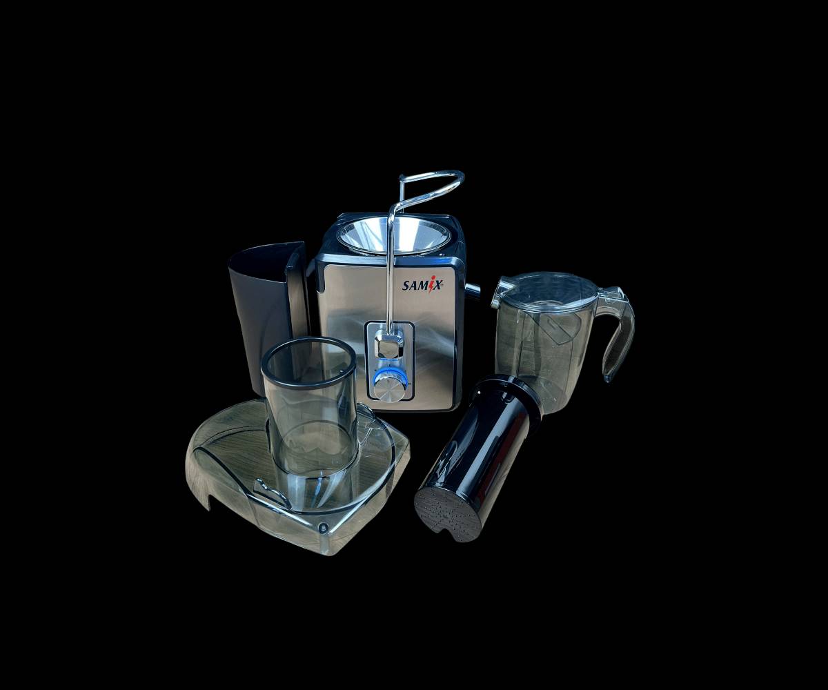 معصارة الفواكه ماركة SAMIX

المميزات

محرك نحاسي قوي بقدرة 700 واط

يمنحك أداءً فائقًا لاستخلاص أكبر كمية من العصير بسرعة وكفاءة، مع نظام حماية من ارتفاع الحرارة لضمان عمر طويل للجهاز

فوهة إدخال واسعة 75 ملم

تصميم واسع يسمح بإدخال الفواكه والخضروات كاملة دون الحاجة إلى التقطيع المسبق، مما يوفر الوقت والجهد

سرعتان لاستخلاص العصير

السرعة الأولى: مناسبة للفواكه الطرية مثل البرتقال، البطيخ، والعنب

السرعة الثانية: مثالية للفواكه والخضروات الصلبة مثل الجزر، التفاح، والزنجبيل

فلتر شبكي من الستانلس ستيل

مصنوع من الفولاذ المقاوم للصدأ، مما يضمن استخلاص عصير نقي وصحي دون شوائب

حاوية لب كبيرة بسعة 1200 مل

تتيح لك تحضير كميات كبيرة من العصير دون الحاجة إلى تفريغ اللب باستمرار

سهولة التنظيف والتخزين

أجزاء العصارة قابلة للفك والتركيب، مما يجعل تنظيفها سريعًا وسهلاً

تحتوي على وعاء لب قابل للإزالة لتسهيل عملية التنظيف

تصميم أنيق ومتين

هيكل من الستانلس ستيل عالي الجودة يمنح العصارة مظهرًا عصريًا وأنيقًا

قاعدة ثابتة تمنع الاهتزاز أثناء التشغيل

تشغيل آمن وسهل الاستخدام

مزودة بقفل أمان يمنع التشغيل غير المقصود

قاعدة مقاومة للانزلاق لضمان استقرار الجهاز أثناء الاستخدام

ضمان لمدة سنة من تاريخ الشراء

المواصفات الفنية

الجهد الكهربائي: 220-240V، 50-60Hz

سعة حاوية العصير1000 مل

مادة الفلتر والإطار ستانلس ستيل