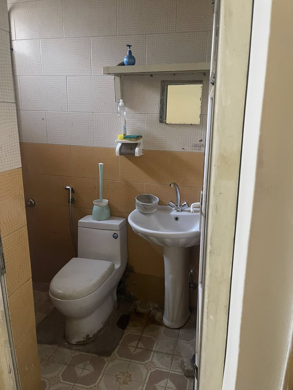 بيت طابق ثاني للايجار طابق ثاني للايجار ب350 
في حي المعلمين مال المشتل 
يتكون من غرفة نوم 1 واستقبال ومطبخ وخدمات 
معزول بدرج خاص ومي آلوحده وكهرباء الوحده
التواصل *********** اتصال 
وتس اب ***********
