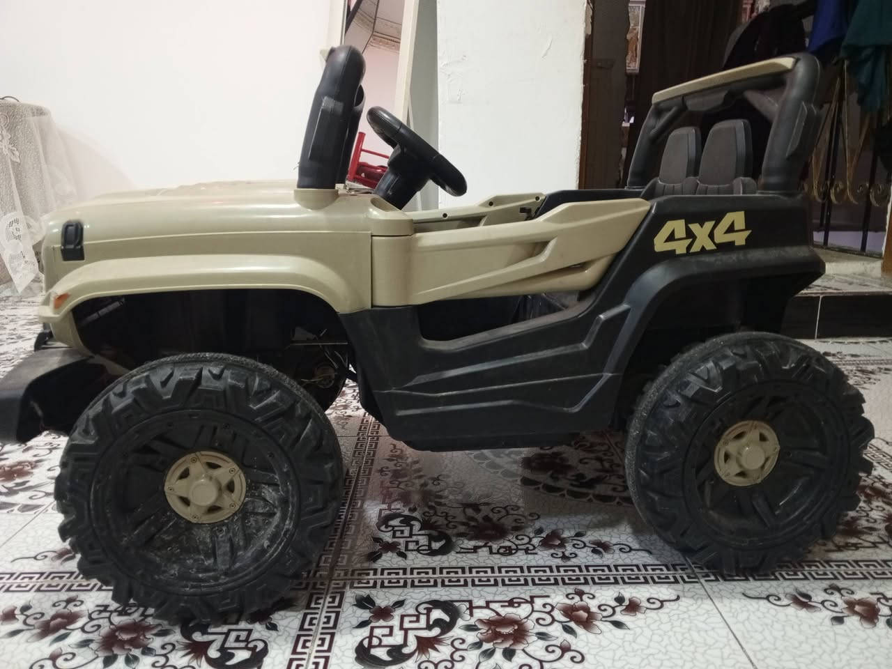 السلام عليكم سياره شحن اطفال استخدام قليل 4 ماطورات كل تاير بي ماطور وبطاريات توني شادهن جدد 
السعر 130 
***********
