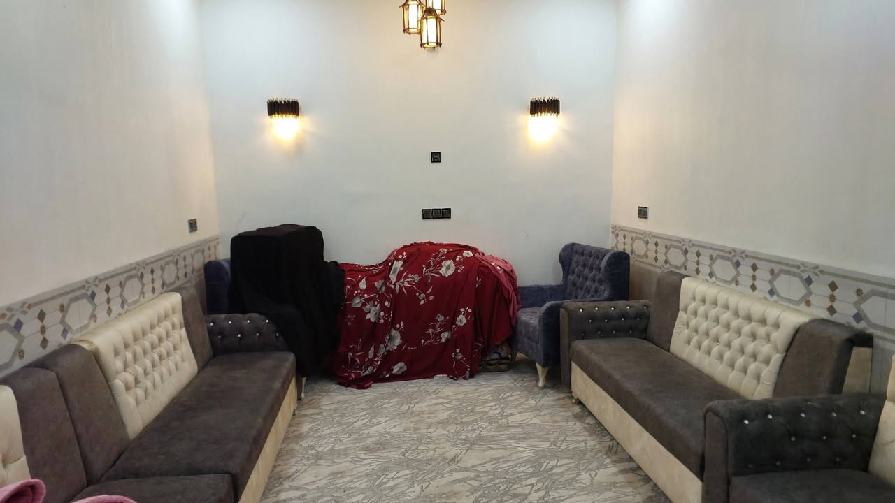 دار للبيع مساحة 150 متر طابو صرف (7.5X20).
العنوان: القاسم - حي العسكري مقابل مرقد سيد احمد. مقابل ساحة وعلى شارع تبليط.
البيت مطلوب للاسكان حوالي 17 مليون. (يتم الاتفاق على التسديد لاحقاً).
يحتوي على غرفة( 4X5) وصالة( 6X3.5) واستقبال (6X3.5)ومطبخ( 4X3) وصحيات داخلية وخارجية.
كراج سيارة مع سقيفة كيسبان. مناور عدد 2
البيت بناء وسكن 2021.
يباع مع الاثاث، تفاصيل الأثاث:
غرفة نوم تركي 6 ابواب
تخم قنفات تفصال للصالة والاستقبال
سبالت عدد 3 (2 طن انفيرتر + 1 طن انفيرتر + 2 طن عادي)
كاونتر MDF  طول 3 ونص متر + طباخ 5 عيون.
مايكرويف اوفن متعدد الوظائف
شاشة سامسونك سمارت 4k اصلية قياس 50 انج
سخانات عدد 2
غسالة سامسونك اوتوماتيك 15 كغم
مغاسل عدد 2 خارجية وداخلية
منظومة كامرات (3 كامرات) + جرس كامرا وحاكية.
نقص البيت:
الستارة الامامية
فرشي سطح
محجر درج
واجهة البيت غير ملبوخة.
السعر 135 شامل الاسكان وبيه مجال
للاستفسار واتساب ***********
او علق واني حاضر لأي تفاصيل.
