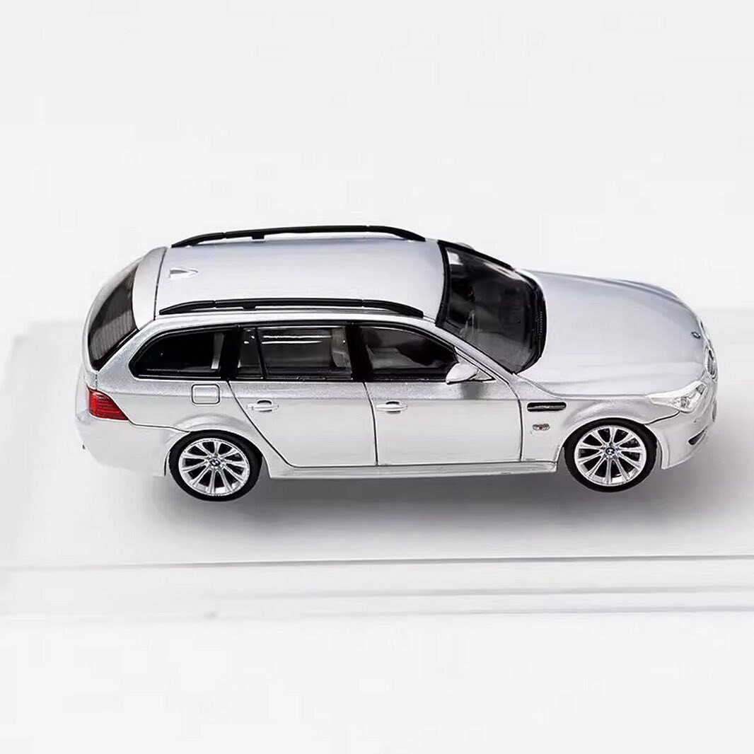 BMW M5 Touring (E61) 

• القياس: 1:64
• اللون: أبيض
السعر: 30,000
قطعة مميزة لهواة جمع موديلات BMW والسيارات الكلاسيكية 

Instagram: 

https://www.instagram.com/becks_2025?igsh=bnFkdDZhcXFpZXdk&utm_source=qr

#للبيع #دايكاست #سيارات_مصغرة #هواة_التجميع #موديلات_سيارات #كيوشو #بي_ام_دبليو #BMW #Kyosho #BMWM5 #M5Touring #E61 #Diecast #DiecastCollection #ModelCar #MiniatureCar #Scale164 #CarCollector #BMWCollector #Collectibles #DiecastForSale #ScaleModel


**إذا كنت صاحب هذا الإعلان وتريد حذفه لأي سبب، رجاءا أرسل رسالة إلى الدعم الفني**