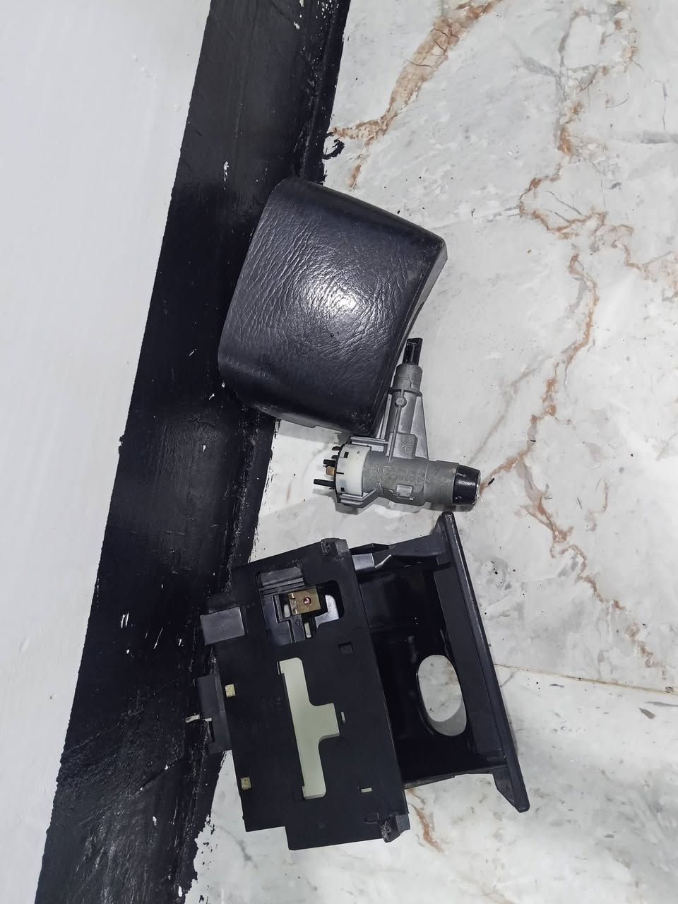 سلام عليكم غراض اودي مديل 92للبيع لستفسار عل رقم ***********
