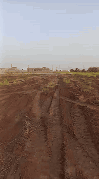 سلام عليكم يوجد قطع اراضي لبيع مساحه القطعه لواحده 250 موقع مميز خلف كتله تقدم بتجاه الطريق السريع الأرض+ماء _ وكهرباء واصله  سعر المتر 75 وبي مجال بسيط التواصل خاص واتساب *********** للعلم الأرض طابو زراعي بأسمي تحويل مباشر
