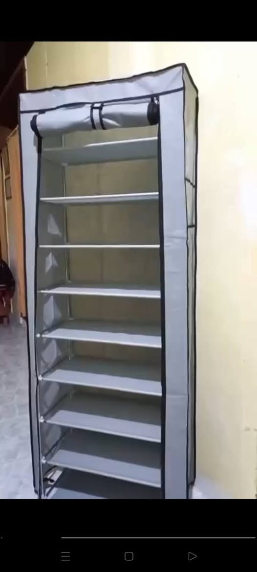 خزانة الأحذية مع غطاء من القماش 10 طبقات ! 
اختصر الفوضى ، وخلّي كل شيء بمكانه الأنيق والمنظم !

✨ المميزات:
🔸 سعة كبيرة: يتسع حتى ٢٨زوجًا من الأحذية – مثالي للعائلات! 
🔸 أرفف قابلة للإزالة: تناسب الأحذية الطويلة مثل البوتات بكل سهولة 
🔸 جيب جانبي عملي: لحفظ الأشياء الصغيرة في متناول يدك مثل الفُرَش أو الملحقات 
🔸 قماش مقاوم للغبار والماء: يحمي أحذيتك من الأتربة والرطوبة  
🔸 سهولة في التركيب: بدون أدوات!
🔸 تصميم أنيق وخفيف الوزن مثالي للممر، غرفة النوم  الأبعاد:
158 × 60 × 30 سم


**إذا كنت صاحب هذا الإعلان وتريد حذفه لأي سبب، رجاءا أرسل رسالة إلى الدعم الفني**