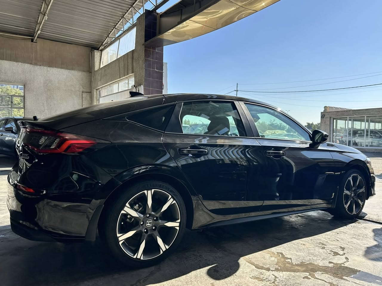 للبيع 

  2025 HONDA CIVIC Touring HATCHBACK

هوندا سيفيك هايبرد هاتشباك تورنك اعلى فئة بالسيفيك 2025

 المدينة - بغداد – البياع 

•     المسافة المقطوعة    -   9  الف كلم 

------------------------------------------------------------ 

 السعر:        لمعرفة السعر   اتصل على الارقام

***********

***********

وسوف يتم الرد على الخاص برسالة بالسعر ورقم البائع 

 المواصفات :

 الموديل: 2025

 الفئة: Touring

 محرك 2000  – اقتصادية وعزم ممتاز

 ناقل حركة أوتوماتيكي

 نظام دفع ثنائي

 ماشية فقط 9 الاف كم

 جنوط قياس 18 إنج

 الحالة: ثلاث قطع تبديل ( جاملا بنيد + دعامية )

 الشاصي سليم وايرباغ السايق طاك

 استخدام ناعم

 داخلية السيارة نظيفة جداً

 السيارة خالية من أي مشاكل ميكانيكية أو كهربائية

 المواصفات الإضافية:

 فتحة سقف

بصمة 

هاند بريك بصمة

عزل ممتاز

هايبرد

مانع انزلاق 

ABS

هايبرد

 مقاعد جلد كهربائي

 شاشة لمس وسطية

تحكم ستيرن

 نظام ملاحة

 كاميرا خلفية

 بصمة ودخول ذكي

 بلوتوث / USB / AUX تحكم صوتي

 نظام قيادة متعدد الوضعيات

حساسات خلفي وامامي 

 إنارة LED – داخلية وخارجية
