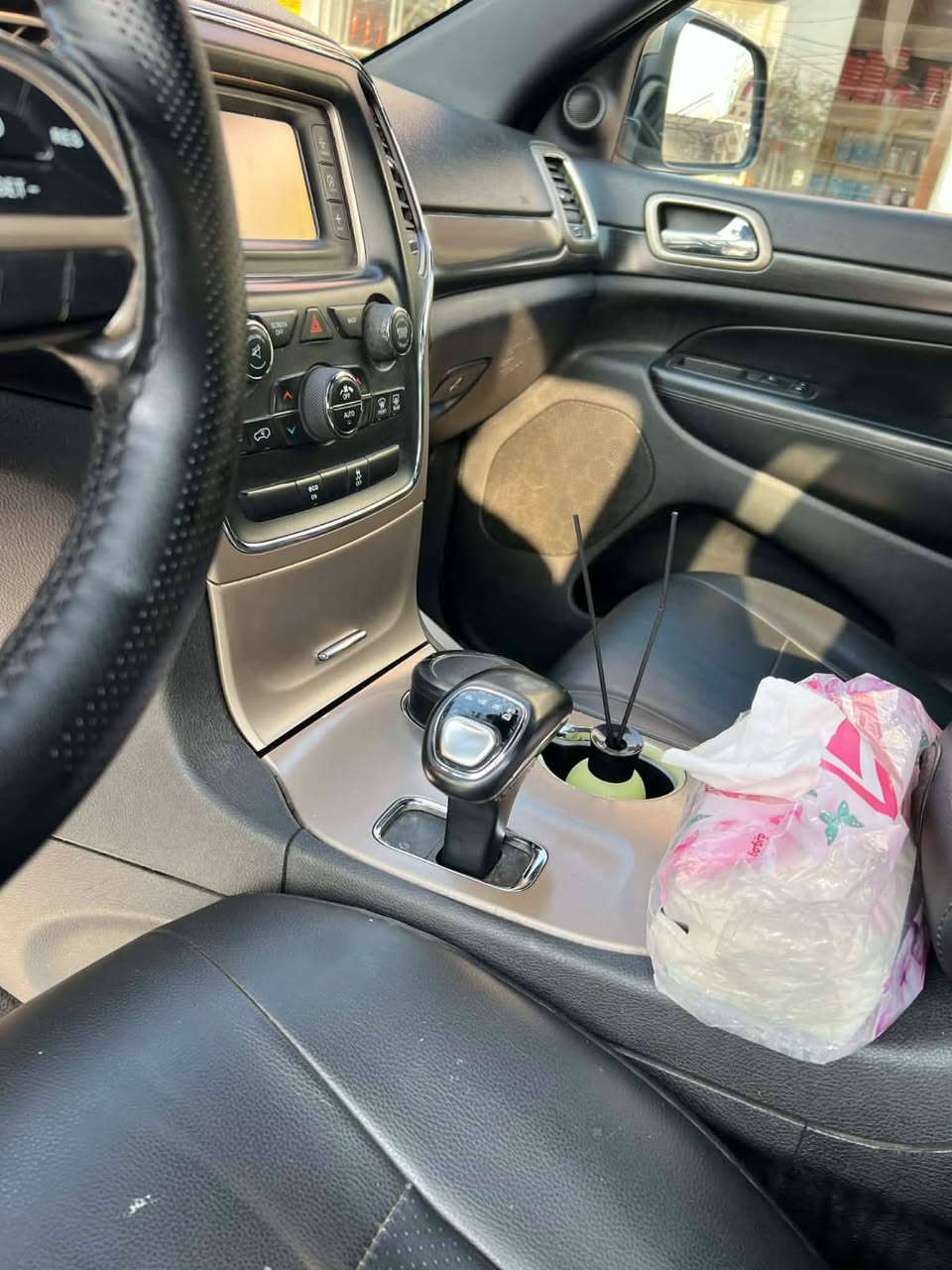 سلام عليكم للبيع  جيب لاريدو 2014 كلين تايتل بدون أي حادث   سياره فول مواصفات عدا الفتحه تشغيل عن بعد شفتات ستيرن كير طياره 8 نمر مثبت سرعه  دخول ذكي 3 بصمات في سياره  نضام ايكو تخم تاير جديد صدر امامي خلفي جديد أي نقص ما بيها فور ويل شغال سياره كامله اي نقص ما بيها  محرك سياره 6 سلندر 3600 ما مفتوح اسبانه ما ممدود عل محرك  سياره بيها صبغ فقط بخ الجاملغ الأمامي وربع من الجاملغ الخلفي مكان سياره ديالى المقدادية ***********
