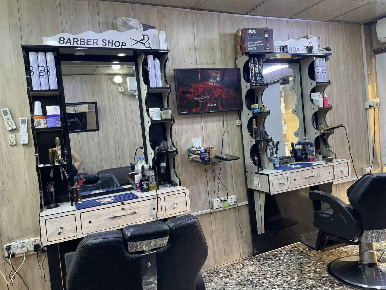 ميز حلاقه للبيع نضيف جداا ويا فاترينه مكاني المنصور 250 وبيهن مجال ***********
