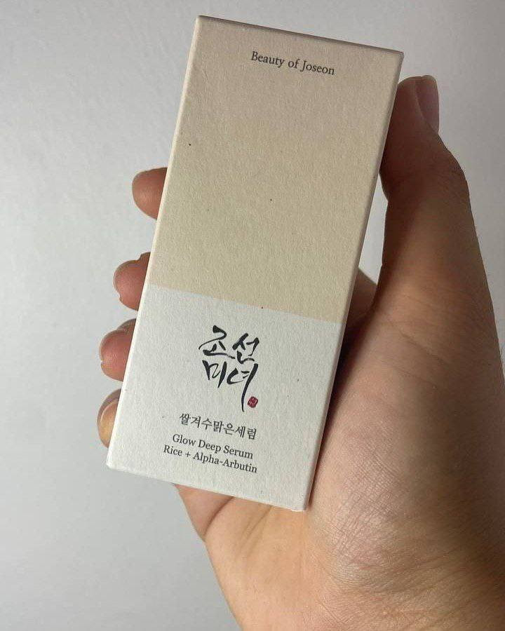 ✨سيروم Beauty of Joseon Glow Serum) سيروم كوري شهير يجمع بين الطب التقليدي والتقنيات الحديثة للعناية بالبشرة. يعتمد بشكل أساسي على البروبوليس (عكبر النحل) والنياسيناميد لمنح البشرة توهجاً طبيعياً وعلاج مشاكل المسام والالتهابات. 

✅المكونات والفوائد الأساسية:-
خلاصة البروبوليس (60%): مطهر طبيعي ومضاد للالتهابات يعمل على تهدئة البشرة المتهيجة وترطيبها بعمق.
النياسيناميد (2%): يساعد في التحكم في إفراز الدهون، توحيد لون البشرة، وتصغير مظهر المسام الواسعة.
وBHA بنسبة 0.5% (بيتاين ساليسيلات): مقشر لطيف يذوب في الدهون لإزالة الأوساخ والترسبات من داخل المسام ومنع ظهور الرؤوس السوداء.
مكونات إضافية: يحتوي أيضاً على الكركم الغني بمضادات الأكسدة وزيت شجرة الشاي لتهدئة الحبوب. 
مناسب لجميع أنواع البشرة، لكنه مثالي خصيصاً لـ: البشرة المعرضة لحب الشباب بفضل خصائصه المضادة للبكتيريا والالتهابات.
والبشرة الدهنية والمختلطة لقدرته على موازنة الزيوت والرطوبة.


**إذا كنت صاحب هذا الإعلان وتريد حذفه لأي سبب، رجاءا أرسل رسالة إلى الدعم الفني**