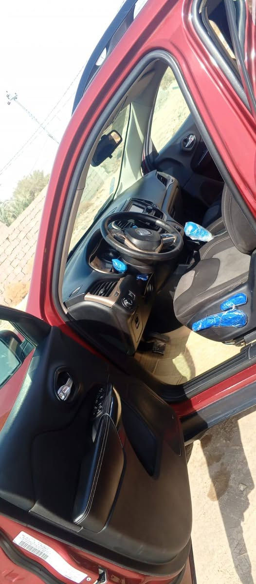 السلام عليكم جيب بزون 2016 للبيع وارد امريكي تبديل بنيد فقط وبيهه رشات صبغ السياره جاهزه كير محرك تخم تاير المواصفات بصمة سويج سايد بريك دكمه تحكمات شاشه صغيره مسجل دمام جهتين قفال سرعه السياره من فئة السبورت السعر 120 وبيهه مجال قليل وتساب***********
