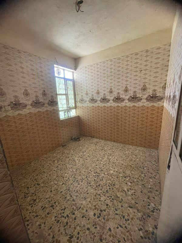 شقه لايجار طابق اول  تحتوي على غرفه وصاله ومطبخ وصحيات العنوان الشعله الشارع العام قرب مرطبات فيروزه للاستفسار لاتصال على رقم*********** الرد فقط اتصال
